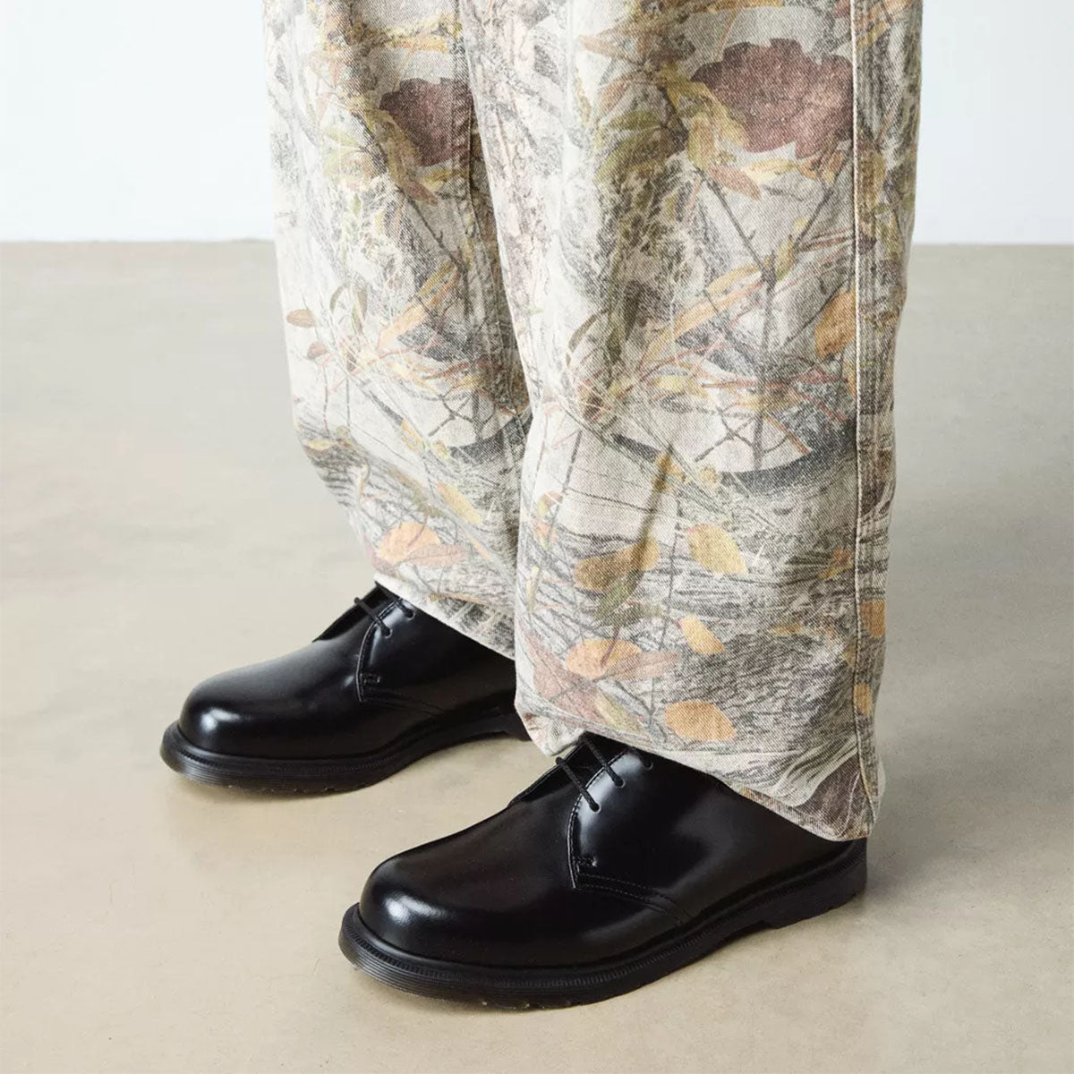 DR MARTENS Mayfare 3-Eye Shoe Smooth Black Polished - Image 0